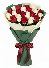 Букет Микс из красных и белых роз в Каргинской