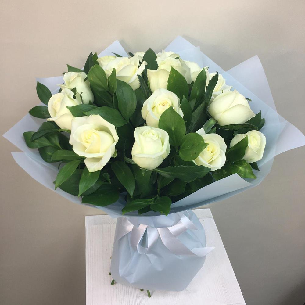 Букет 15 Белых роз Проуд в Каргинской
