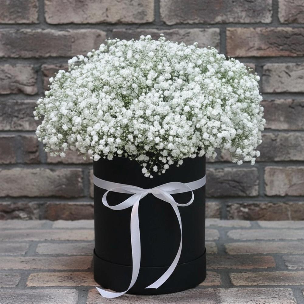 Цветочная композиция из Гипсофила в шляпной коробке в Каргинской