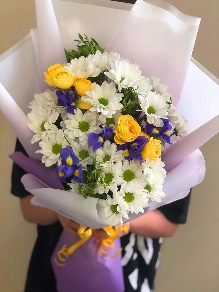 Букет цветов из: Ирисы, Хризантемы и Розы в Каргинской