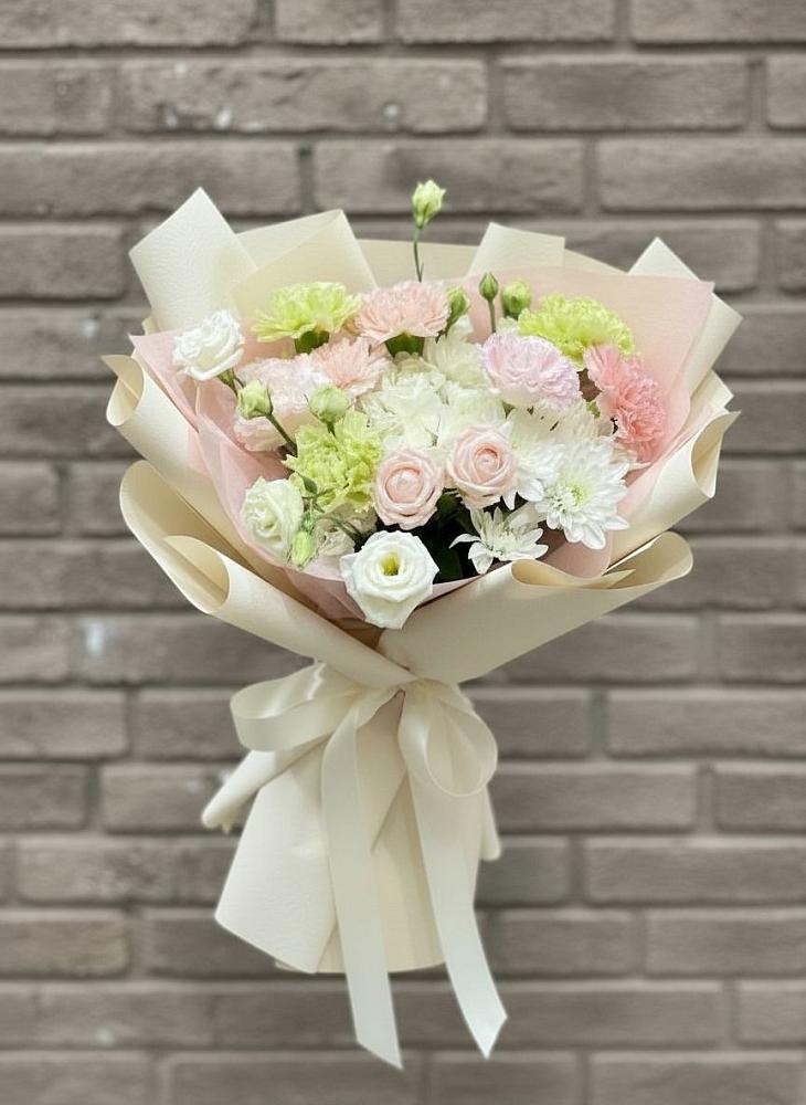 Букет цветов из: Гвоздики, Розы, Лизиантусы и Хризантемы в Каргинской