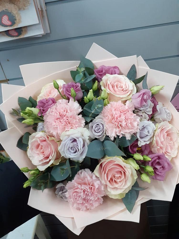 Букет цветов из: Розы, Гвоздики и Лизиантусы в Каргинской