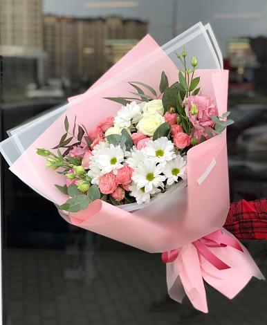 Букет цветов из: Розы, Лизиантусы и Хризантемы в Каргинской