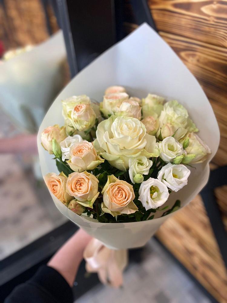 Букет цветов из: Розы и Лизиантусы в Каргинской